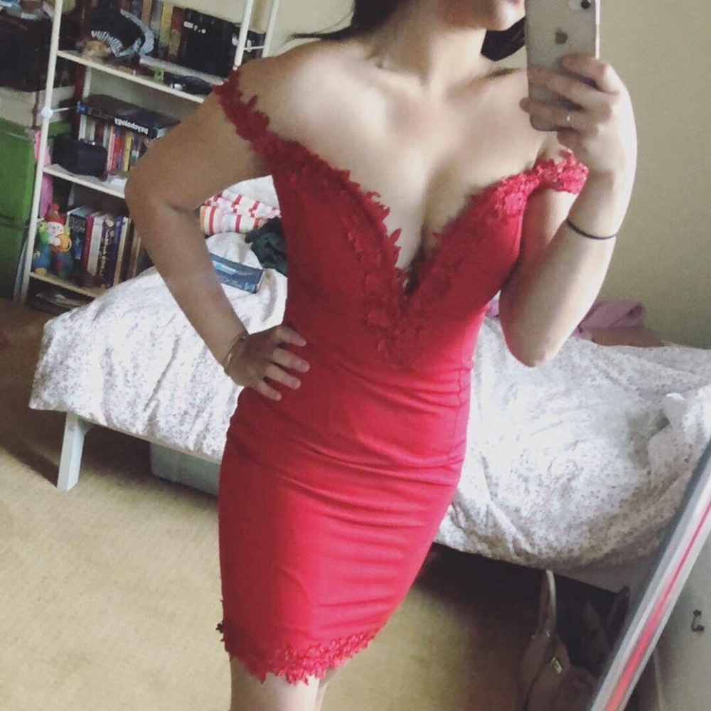 Sexy dress! Red padded and beautiful neckline
